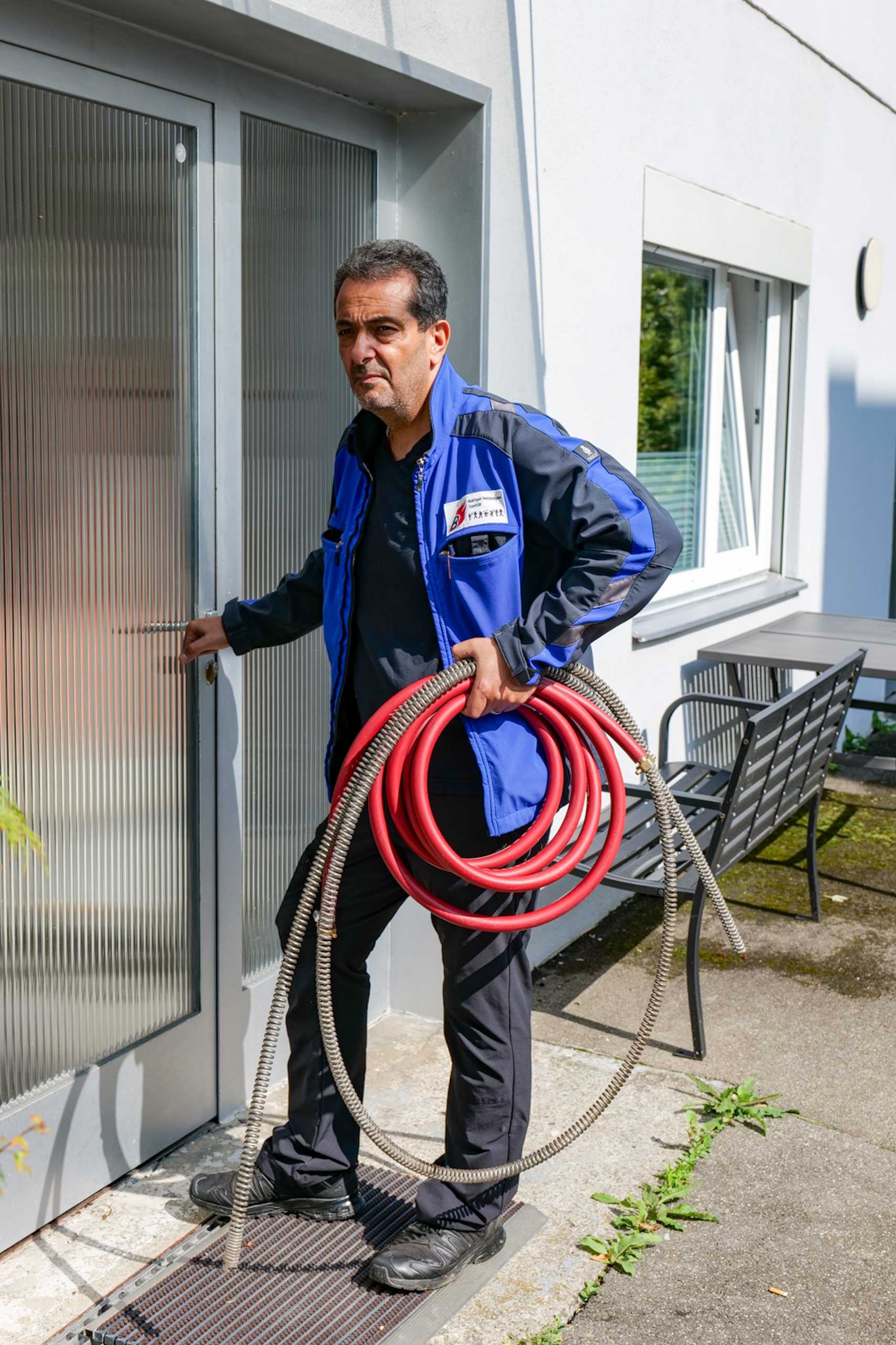 Ablaufreinigung Baselland – Techniker prüft Ablaufleitungen vor Ort